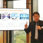 Baik In Hyun, Head of Indonesia Business Division Daewoong Pharmaceutical, memberikan penjelasan kepada rekan media mengenai Daewoong’s Cold Chain System