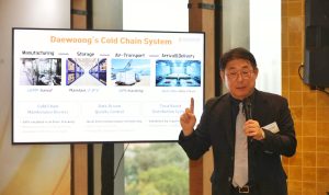 Baik In Hyun, Head of Indonesia Business Division Daewoong Pharmaceutical, memberikan penjelasan kepada rekan media mengenai Daewoong’s Cold Chain System
