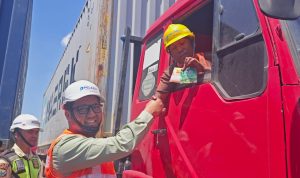 VP Kepatuhan TPS, Adhi Kresna Novianto, menyampaikan sosialisasi SMAP kepada pengemudi truk eksternal pada Kamis (2-4) di area parkir ekspor PT Terminal Petikemas Surabaya