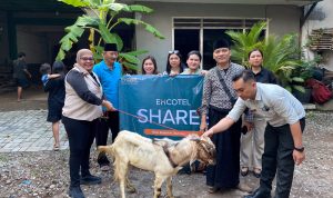 Excotel serahkan hewan kurban pada warga sekitar low res