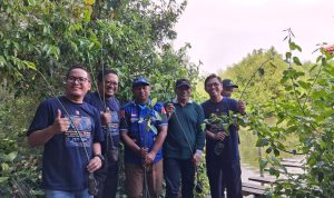 Ardiansyah, Humas TPS (tengah) bersama DLH Gresik dan Pengurus PII