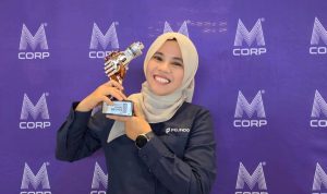 Assistant Manager Hubungan Pelanggan TPS, Ratu Sawitri, menerima penghargaan OMNI Brand of The Year 2026