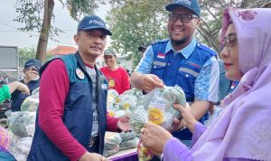Manager Komunikasi Korporat dan Hukum TPS, Adhi Kresna Novianto, memberikan bantuan secara simbolis kepada warga masyarakat Pakal, Surabaya