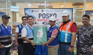 Ardiansyah, Humas TPS, menyerahkan bantuan tenda terpal secara simbolis (bantuan dari PT Pelindo Marine) kepada Hana Suhardi, Direktur Usaha Angkutan Barang dan Tol Laut PT PELNI, pada Minggu Malam (16-8)