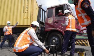 Dinas Perhubungan Kota Surabaya bekerja sama dengan Pelindo Regional 3 dan Pelindo Terminal Petikemas melakukan uji emisi truk pengguna jasa di Terminal Petikemas Surabaya, Selasa (18-8)