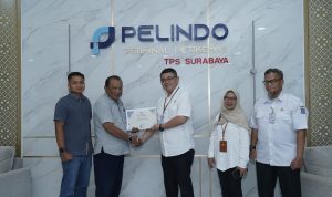 M. Soleh, mewakili manajemen TPS menerima penghargaan Wajib Pajak Teladan 2026 dari Pemerintah Kota Surabaya, pada Rabu (19-8) di Pelindo Place Lantai 13, Surabaya