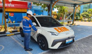 Penampakan mobil listrik TPS sedang melakukan charge batterai yang charger-nya juga tersedia di TPS